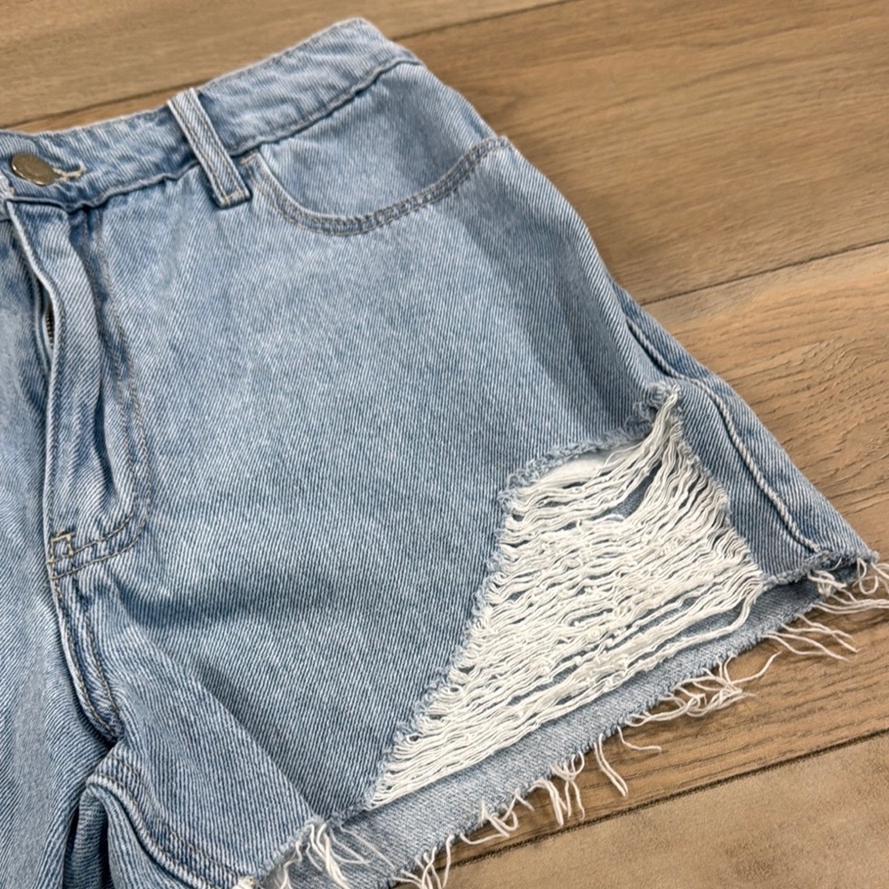 Hollister Women’s Ultra High Rise Distressed Mom Shorts Light Wash Size 5 - Picture 3 of 9